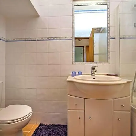 Sleeps 5 Air Con Wifi