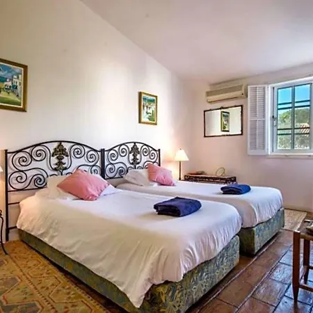 Sleeps 5 Air Con Wifi